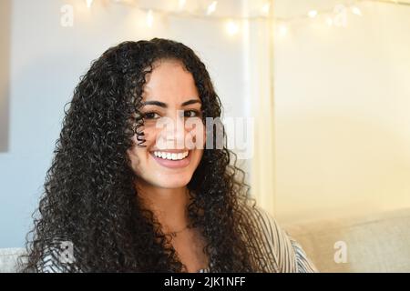 Frau Mit Lockigen Haaren Stockfoto