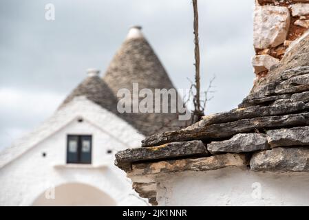 Typisches gefaltetes Steindach eines Trullo in Alberobello, Italien Stockfoto