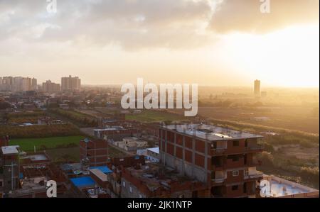 Luftaufnahme des Vororts von Alexandria, Ägypten. Wohnhäuser bei Sonnenaufgang Stockfoto