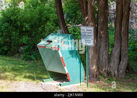 Eagle River, MI - 22. Juni 2022: Tiersicherer Abfallbehälter im öffentlichen Park Stockfoto