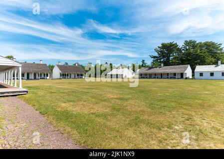 Pfad, Firmen- und Offiziersviertel im Fort Wilkins Historic State Park Stockfoto