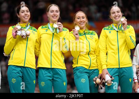 Die australischen Georgia Baker, Sophie Edwards, Chloe Moran und Maeve Plouffe feiern mit ihren Goldmedaillen nach dem Team Pursuit Final der Frauen 4000m im Lee Valley VeloPark, London, am ersten Tag der Commonwealth Games 2022. Bilddatum: Freitag, 29. Juli 2022. Stockfoto