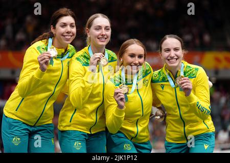 Die australischen Georgia Baker, Sophie Edwards, Chloe Moran und Maeve Plouffe feiern mit ihren Goldmedaillen nach dem Team Pursuit Final der Frauen 4000m im Lee Valley VeloPark, London, am ersten Tag der Commonwealth Games 2022. Bilddatum: Freitag, 29. Juli 2022. Stockfoto