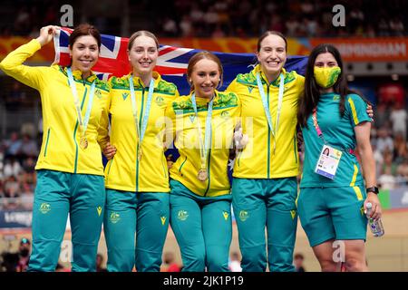 Die australischen Georgia Baker, Sophie Edwards, Chloe Moran und Maeve Plouffe feiern mit ihren Goldmedaillen nach dem Team Pursuit Final der Frauen 4000m im Lee Valley VeloPark, London, am ersten Tag der Commonwealth Games 2022. Bilddatum: Freitag, 29. Juli 2022. Stockfoto