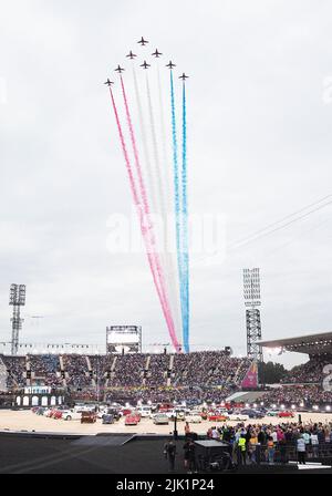 Birmingham, Großbritannien. 28.. Juli 2022. Die roten Pfeile fliegen während der Eröffnungszeremonie der Commonwealth Games im Alexander Stadium, Birmingham, über das Stadion. Kredit: Paul Terry Foto/Alamy Live Nachrichten Stockfoto