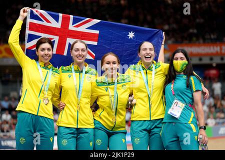 Die australischen Georgia Baker, Sophie Edwards, Chloe Moran und Maeve Plouffe feiern mit ihren Goldmedaillen nach dem Team Pursuit Final der Frauen 4000m im Lee Valley VeloPark, London, am ersten Tag der Commonwealth Games 2022. Bilddatum: Freitag, 29. Juli 2022. Stockfoto