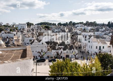 Panoramablick über das historische Trulli-Viertel in Alberobello, Italien Stockfoto