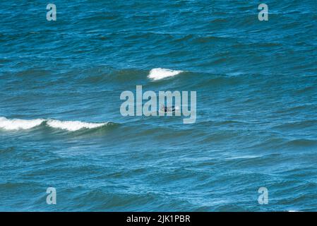 Eine ferne Abgeschiedenheit Surfer auf extrem kalten Lake Superior in Great Sand Bay Stockfoto