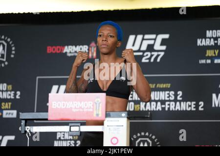Dallas, USA. 29.. Juli 2022. DALLAS, TX - 29. Juli: Joselyne Edwards tritt auf die Skala für den offiziellen Kampf ins Hyatt Regency Dallas für UFC 277: Peña V Nunes 2 am 29. Juli 2022 in Dallas, Texas, USA. (Foto von Louis Grasse/PxImages) Credit: Px Images/Alamy Live News Stockfoto