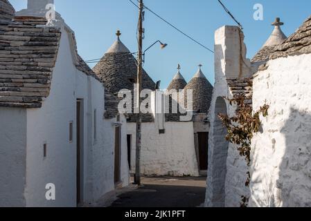 Ikonische Wohnhäuser im historischen Trulli-Viertel in Alberobello, Italien Stockfoto