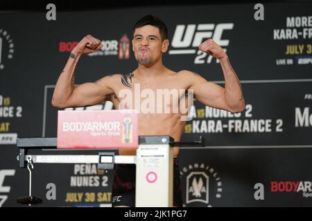 Dallas, Texas, USA 29.. Juli 2022. DALLAS, TX - 29. JULI: Brandon Moreno geht auf die Skala für den offiziellen Kampf ins Hyatt Regency Dallas für UFC 277: PeÃ±A V Nunes 2 am 29. Juli 2022 in Dallas, Texas, USA. Kredit: ZUMA Press, Inc./Alamy Live Nachrichten Stockfoto