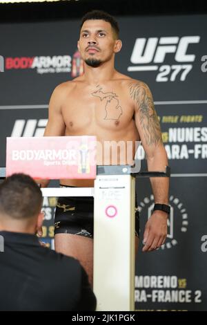 Dallas, USA. 29.. Juli 2022. DALLAS, TX - 29. JULI: Drakkar Klose tritt auf die Skala für den offiziellen Kampf ins Hyatt Regency Dallas für UFC 277: Peña V Nunes 2 am 29. Juli 2022 in Dallas, Texas, USA. (Foto von Louis Grasse/PxImages) Credit: Px Images/Alamy Live News Stockfoto