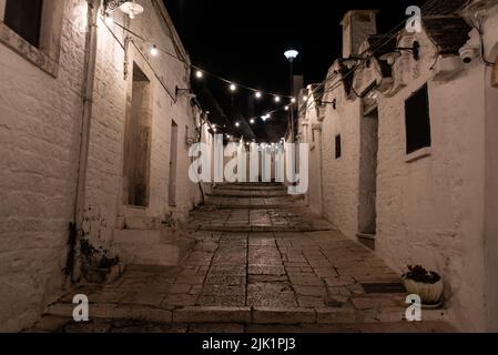 Malerische verlassene Straße im Trulli-Viertel von Alberobello, Süditalien Stockfoto