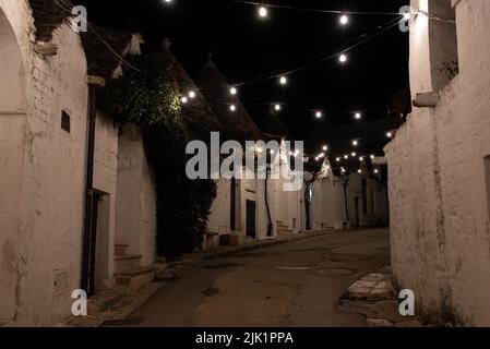 Malerische verlassene Straße im Trulli-Viertel von Alberobello, Süditalien Stockfoto