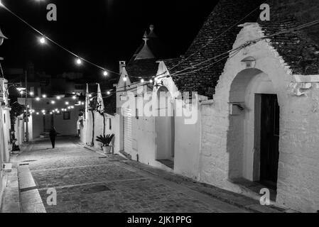 Malerische verlassene Straße im Trulli-Viertel von Alberobello, Süditalien Stockfoto