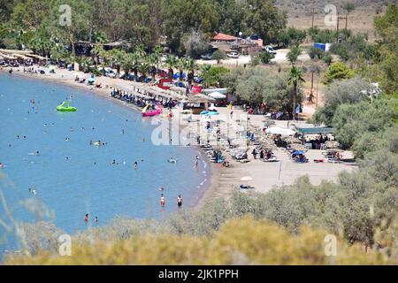 GRIECHENLAND EIN WEITERER HEISSER TAG - MENSCHEN AM STRAND Stockfoto