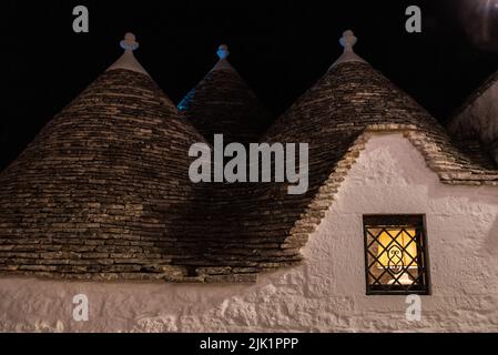 Malerische verlassene Straße im Trulli-Viertel von Alberobello bei Nacht, Süditalien Stockfoto