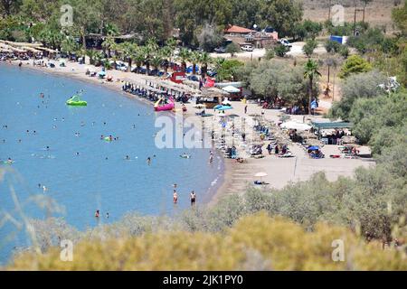 GRIECHENLAND EIN WEITERER HEISSER TAG - MENSCHEN AM STRAND Stockfoto