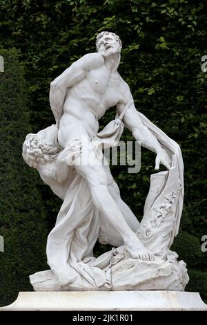 VERSAILLES / FRANKREICH - 16. Juni 2019: Antike Statue im Park des Schlosses Versailles in der Nähe von Paris, Frankreich Stockfoto