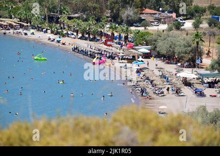 GRIECHENLAND EIN WEITERER HEISSER TAG - MENSCHEN AM STRAND Stockfoto