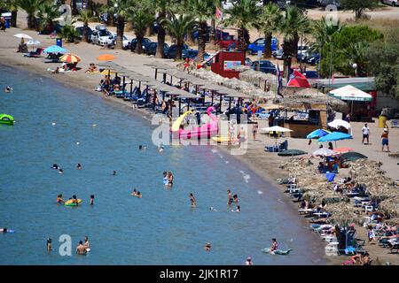 GRIECHENLAND EIN WEITERER HEISSER TAG - MENSCHEN AM STRAND Stockfoto