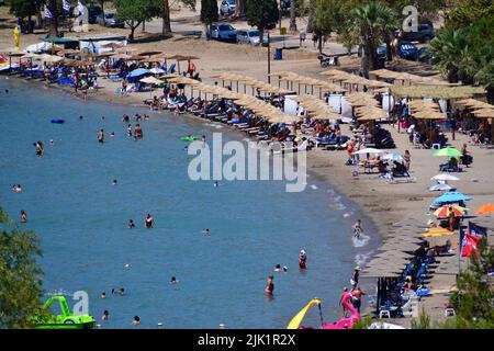 GRIECHENLAND EIN WEITERER HEISSER TAG - MENSCHEN AM STRAND Stockfoto