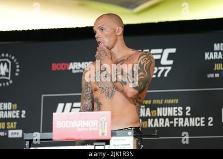 Dallas, Texas, USA 29.. Juli 2022. DALLAS, TX - 29. Juli: Anthony Smith tritt auf die Skala für den offiziellen Kampf ins Hyatt Regency Dallas für UFC 277: PeÃ±A V Nunes 2 am 29. Juli 2022 in Dallas, Texas, USA. Kredit: ZUMA Press, Inc./Alamy Live Nachrichten Stockfoto