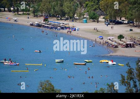 GRIECHENLAND EIN WEITERER HEISSER TAG - MENSCHEN AM STRAND Stockfoto