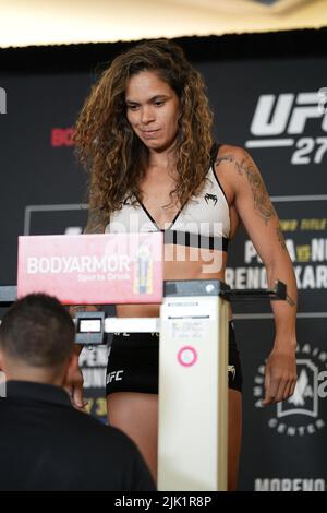 Dallas, USA. 29.. Juli 2022. DALLAS, TX - 29. JULI: Amanda Nunes tritt auf die Skala für den offiziellen Kampf ins Hyatt Regency Dallas für UFC 277: Peña V Nunes 2 am 29. Juli 2022 in Dallas, Texas, USA. (Foto von Louis Grasse/PxImages) Credit: Px Images/Alamy Live News Stockfoto