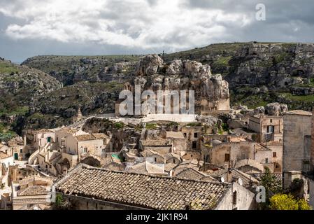 Blick auf die historische Kavernenbasilika San Pietro in Monte Errone in Miera, Süditalien Stockfoto