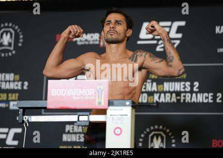 Dallas, USA. 29.. Juli 2022. DALLAS, TX - 29. JULI: Alexandre Pantoja tritt für das offizielle Gefecht beim Hyatt Regency Dallas für UFC 277 auf die Waage: Peña V Nunes 2 am 29. Juli 2022 in Dallas, Texas, USA. (Foto von Louis Grasse/PxImages) Credit: Px Images/Alamy Live News Stockfoto