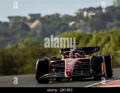 Budapest, Ungarn. 29.. Juli 2022. 2022-07-29 17:29:00 BUDAPEST - Charles Leclerc (Ferrari) während der Trainingseinheit 2. vor dem Großen Preis von Ungarn F1 auf dem Hungaroring Circuit. ANP REMKO DE WAAL netherlands Out - belgium Out Credit: ANP/Alamy Live News Stockfoto