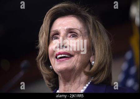 Washington DC, USA. 29.. Juli 2022. Die Sprecherin des Repräsentantenhauses, Nancy Pelosi, D-CA, spricht während ihrer wöchentlichen Pressekonferenz vor der Augustpause im US-Kapitol in Washington, DC am Freitag, dem 29. Juli 2022. Foto von Bonnie Cash/UPI Credit: UPI/Alamy Live News Stockfoto
