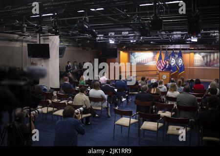 Washington DC, USA. 29.. Juli 2022. Die Sprecherin des Repräsentantenhauses, Nancy Pelosi, D-CA, spricht während ihrer wöchentlichen Pressekonferenz vor der Augustpause im US-Kapitol in Washington, DC am Freitag, dem 29. Juli 2022. Foto von Bonnie Cash/UPI Credit: UPI/Alamy Live News Stockfoto