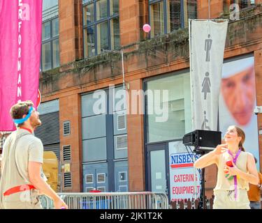 Glasgow, Schottland, Großbritannien, Juli 29. 2022. Wetter in Großbritannien: Heisses und sonniges Sommerwetter am ersten Tag des Merchant City Festivals nach dem gestrigen Starkregen mit sintflutartigen Niederschlägen tummten sich Touristen und Einheimische im Stadtzentrum. Credit Gerard Ferry/Alamy Live News Stockfoto