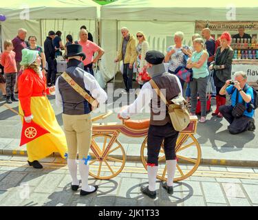 Glasgow, Schottland, Großbritannien, Juli 29. 2022. Wetter in Großbritannien: Heisses und sonniges Sommerwetter am ersten Tag des Merchant City Festivals nach dem gestrigen Starkregen mit sintflutartigen Niederschlägen tummten sich Touristen und Einheimische im Stadtzentrum. Credit Gerard Ferry/Alamy Live News Stockfoto