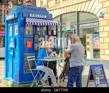 Glasgow, Schottland, Großbritannien, Juli 29. 2022. Wetter in Großbritannien: Heisses und sonniges Sommerwetter am ersten Tag des Merchant City Festivals nach dem gestrigen Starkregen mit sintflutartigen Niederschlägen tummten sich Touristen und Einheimische im Stadtzentrum. Credit Gerard Ferry/Alamy Live News Stockfoto