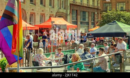 Glasgow, Schottland, Großbritannien, Juli 29. 2022. Wetter in Großbritannien: Heisses und sonniges Sommerwetter am ersten Tag des Merchant City Festivals nach dem gestrigen Starkregen mit sintflutartigen Niederschlägen tummten sich Touristen und Einheimische im Stadtzentrum. Credit Gerard Ferry/Alamy Live News Stockfoto