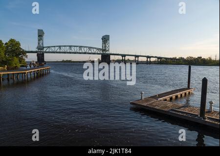 Cape Fear Memorial Bridge und Downtown River Walk, Wilmington, North Carolina, USA Stockfoto