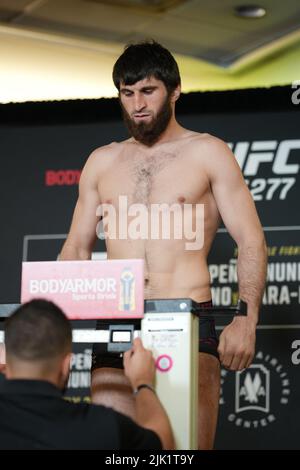 Dallas, Texas, USA 29.. Juli 2022. DALLAS, TX - 29. JULI: Magomed Ankalaev tritt für das offizielle Gefecht beim Hyatt Regency Dallas für UFC 277: PeÃ±A V Nunes 2 am 29. Juli 2022 in Dallas, Texas, USA, auf die Waage. Kredit: ZUMA Press, Inc./Alamy Live Nachrichten Stockfoto