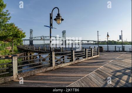 Cape Fear Memorial Bridge und Downtown River Walk, Wilmington, North Carolina, USA Stockfoto