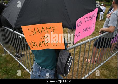 Bedminster, USA. 29.. Juli 2022. Eine Gruppe von 9/11 Familienmitgliedern und Überlebenden der Organisation 9/11 Justice hält eine Pressekonferenz ab, um gegen das von Saudi-Arabien unterstützte LIV Golf-Turnier zu protestieren, das am 29. Juli 2022 im nahe gelegenen Trump National Golf Club Bedminster stattfindet. (Foto von Anthony Behar/Sipa USA) Quelle: SIPA USA/Alamy Live News Stockfoto