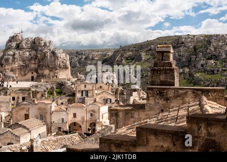 Blick auf die historische Kavernenbasilika San Pietro in Monte Errone in der historischen Innenstadt von Mdera, Süditalien Stockfoto