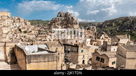 Blick auf die historische Kavernenbasilika San Pietro in Monte Errone in der historischen Innenstadt von Mdera, Süditalien Stockfoto