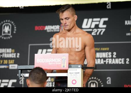 Dallas, Texas, USA 29.. Juli 2022. DALLAS, TX - 29. JULI: Drew Dober tritt auf die Skala für den offiziellen Kampf ins Hyatt Regency Dallas für UFC 277: PeÃ±A V Nunes 2 am 29. Juli 2022 in Dallas, Texas, USA. Kredit: ZUMA Press, Inc./Alamy Live Nachrichten Stockfoto