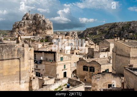 Blick auf die historische Kavernenbasilika San Pietro in Monte Errone in der historischen Innenstadt von Mdera, Süditalien Stockfoto