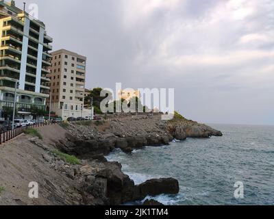 Entspannen Sie Sich. Ruhe. Fotografie, die Ruhe mit dem ruhigen Wasser des Mittelmeers überträgt. Landschaft in Oropesa del Mar, in Castellon. Stockfoto