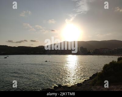 Entspannen Sie Sich. Ruhe. Fotografie, die Ruhe mit dem ruhigen Wasser des Mittelmeers überträgt. Landschaft in Oropesa del Mar, in Castellon. Stockfoto