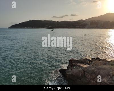 Entspannen Sie Sich. Ruhe. Fotografie, die Ruhe mit dem ruhigen Wasser des Mittelmeers überträgt. Landschaft in Oropesa del Mar, in Castellon. Stockfoto