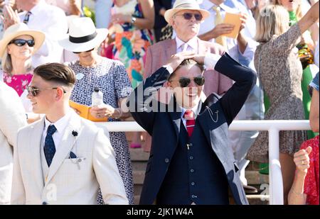 Allgemeine Ansichten der Rennfahrer am vierten Tag des Qatar Goodwood Festival 2022 auf der Goodwood Racecourse, Chichester. Bilddatum: Freitag, 29. Juli 2022. Stockfoto